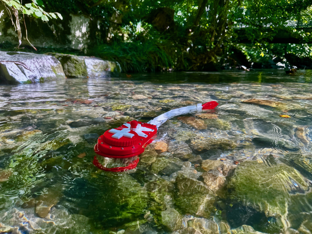 Robot zebrafish navigating in an actual river
