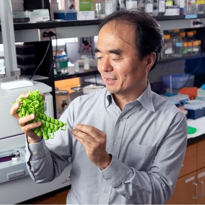 Hiro Matsunami holding model of a scent molecule